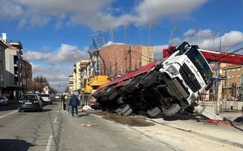 El vuelco de un camión pluma en Albacete causa solo daños materiales y corte de tráfico