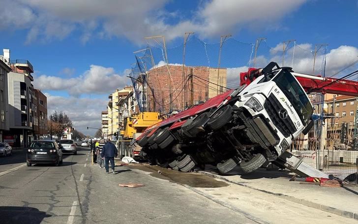 El vuelco de un camión pluma en Albacete causa solo daños materiales y corte de tráfico