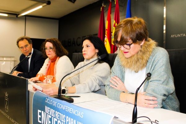 El Ayuntamiento promueve el bienestar de las personas mayores con un ciclo de conferencias sobre envejecimiento activo