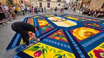Elche de la Sierra celebra con orgullo su 62º aniversario de las Alfombras de Serrín