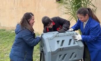 Iniciativa de economía circular en Hellín: estudiantes convierten desechos en compost para su huerto