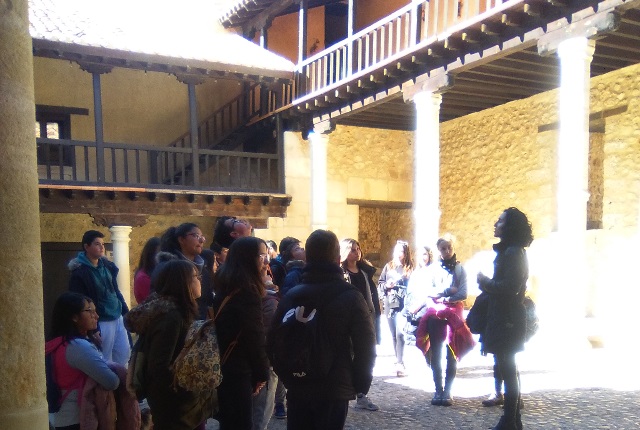 Alumnos de Secundaria de Balazote y Yeste reforestan juntos una ladera quemada en el incendio de 1994