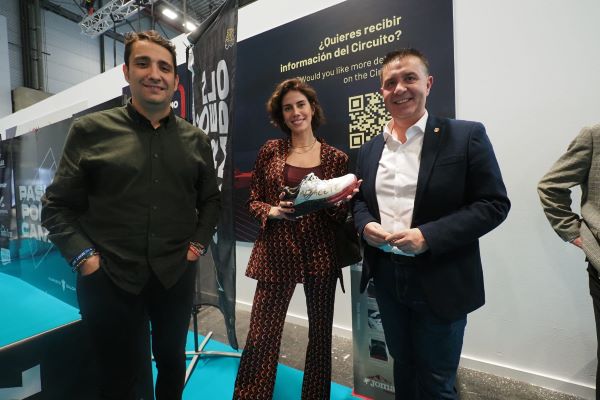 Las zapatillas Joma TR8 de Albacete brillan en FITUR con la presencia de embajadores deportivos