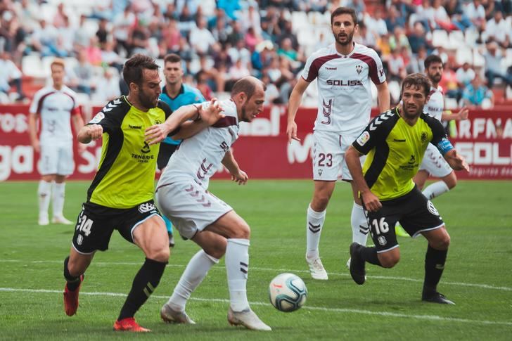 El Albacete Balompié viaja a Vallecas con dudas en la defensa pero con Zozulia